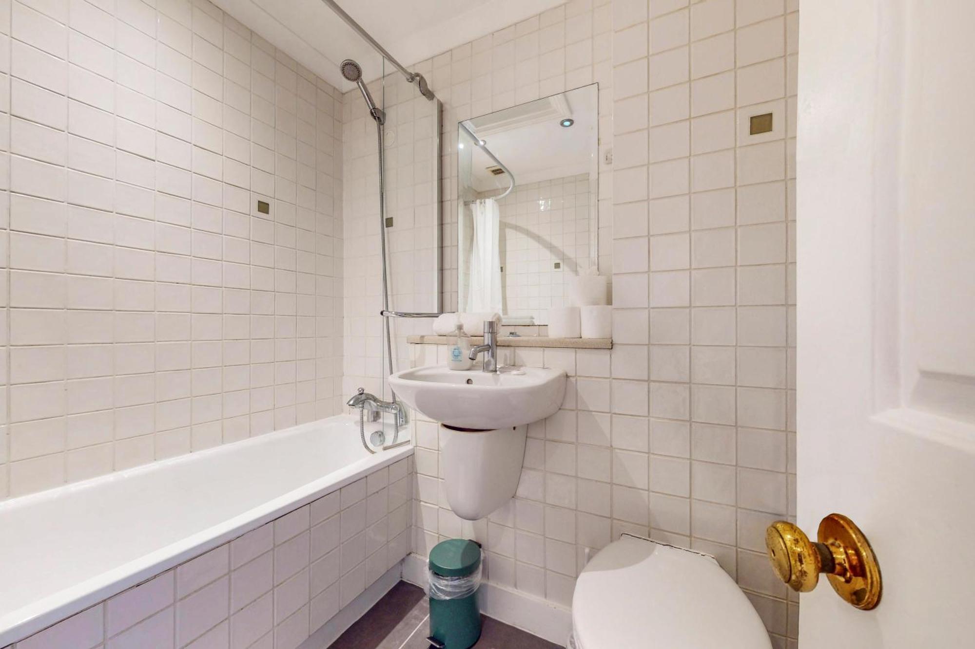 Appartamento Charming Victorian 1-bed Flat-3 Mins To Bus Stop Londra